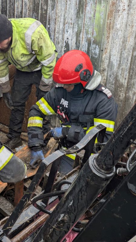 Foto. Cal căzut într-un beci din comuna Dochia salvat de pompieri