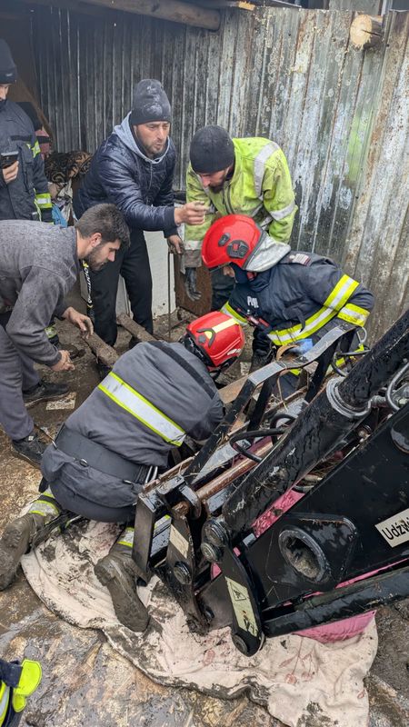 Foto. Cal căzut într-un beci din comuna Dochia salvat de pompieri 4 Foto. Cal căzut într-un beci din comuna Dochia salvat de pompieri