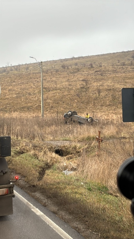 FOTO. Accident la Răucești - o mașină s-a răsturnat