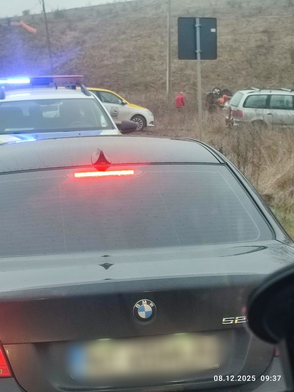 FOTO. Accident la Răucești - o mașină s-a răsturnat