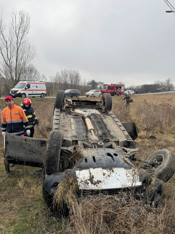 FOTO. Accident la Răucești - o mașină s-a răsturnat