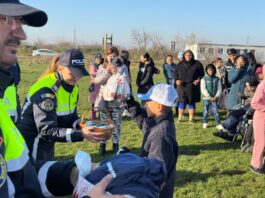 Proiect IPJ Neamț. „Tradiția faptelor bune” a ajuns, din nou, la copiii din strada Fabricii