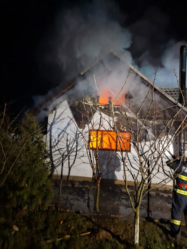 Video – foto. 4 ore de luptă cu flăcările la un incendiu din Voitinel