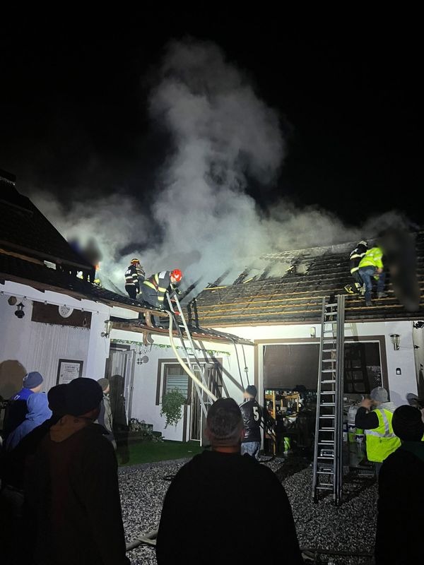 Video – foto. 4 ore de luptă cu flăcările la un incendiu din Voitinel