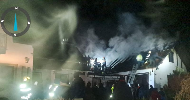 Video – foto. 4 ore de luptă cu flăcările la un incendiu din Voitinel