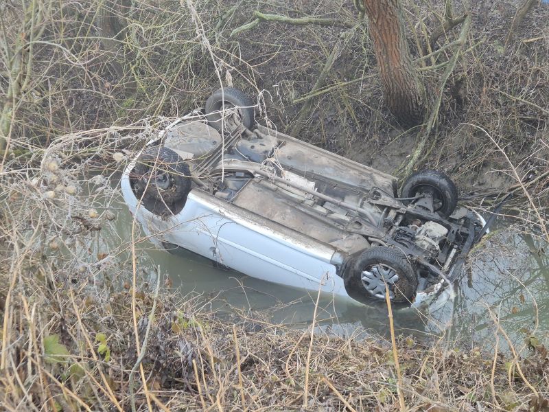 Suceava. O persoană a ajuns la spital după ce s-a răsturnat cu mașina într-un pârâu