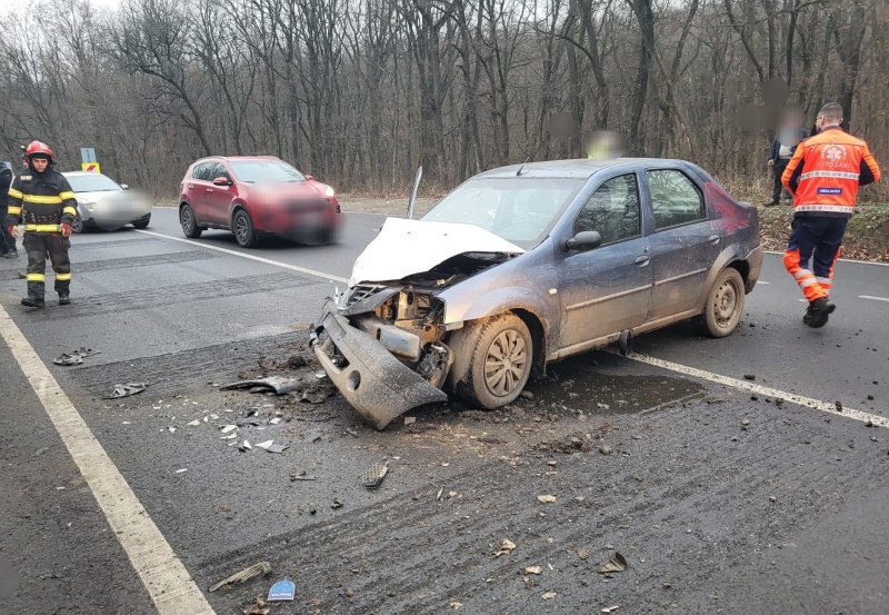 FOTO. 5 persoane au avut nevoie de îngrijiri medicale după un accident