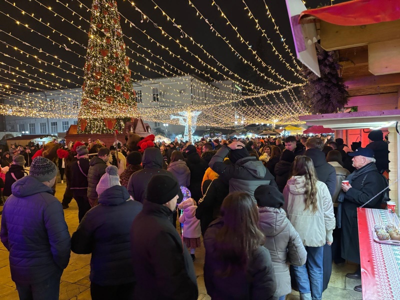 Atmosferă de sărbătoare la Târgul „Piatra lui Crăciun” din Piatra Neamț