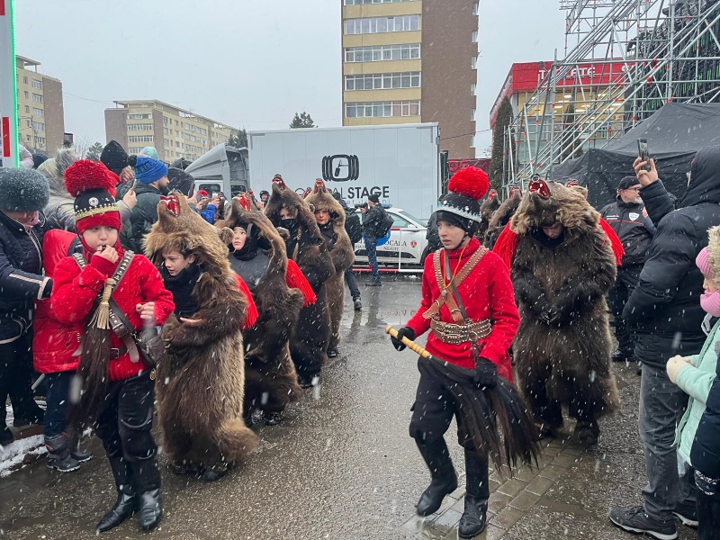 Video-foto. Piatra Neamț. Parada datinilor şi obiceiurilor româneşti din timpul sărbătorilor de iarnă