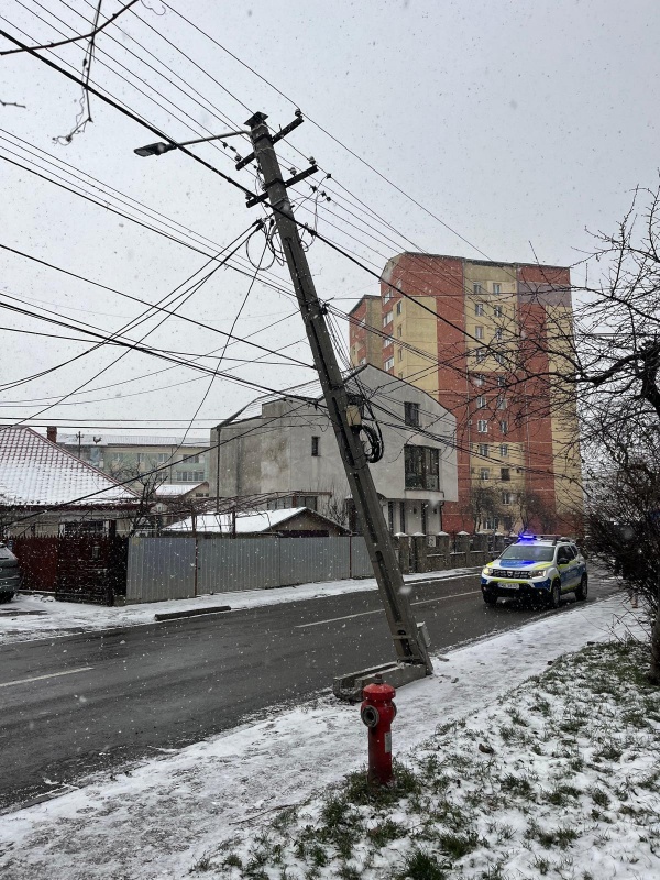 Video-foto. Un utiliaj de deszăpezire aproape a dărâmat un stâlp de electricitate