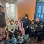 Bacău Foto Polițiști, alături de semeni, în Ajunul Crăciunului!