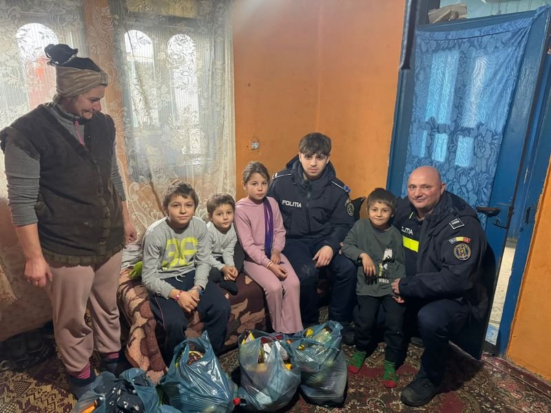 Bacău Foto Polițiști, alături de semeni, în Ajunul Crăciunului!