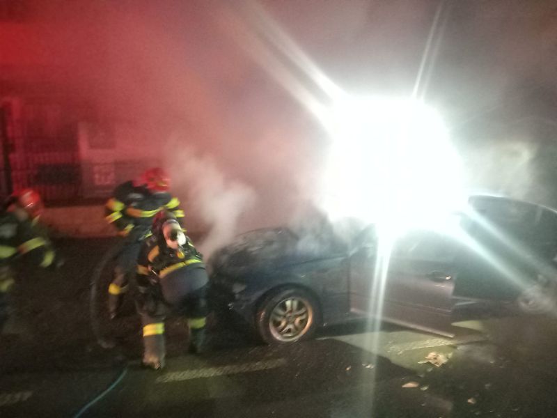 Neamț. Incendiu la un autoturism în mers: două persoane s-au autoevacuat