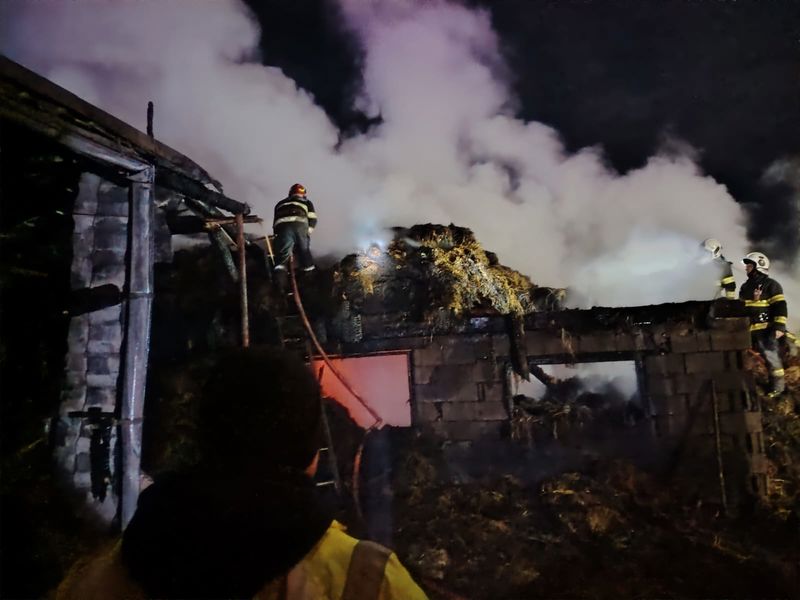 Suceava. Incendiu puternic în Lămășeni. Sute de metri pătrați distruși și mii de baloți de paie arși