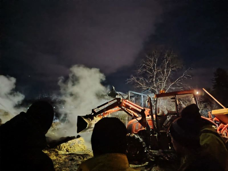Suceava. Incendiu puternic în Lămășeni. Sute de metri pătrați distruși și mii de baloți de paie arși