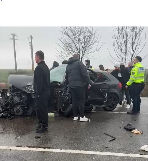 FOTO. Accident pe E85, la Săbăoani: două victime sunt încarcerate