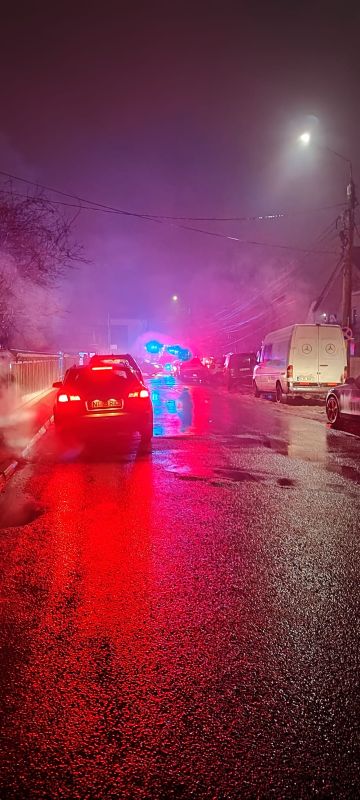 Incendiu la o casă din Târgu-Neamț, pe strada Cuza Vodă: acoperișul și mansarda, afectate pe 120 mp