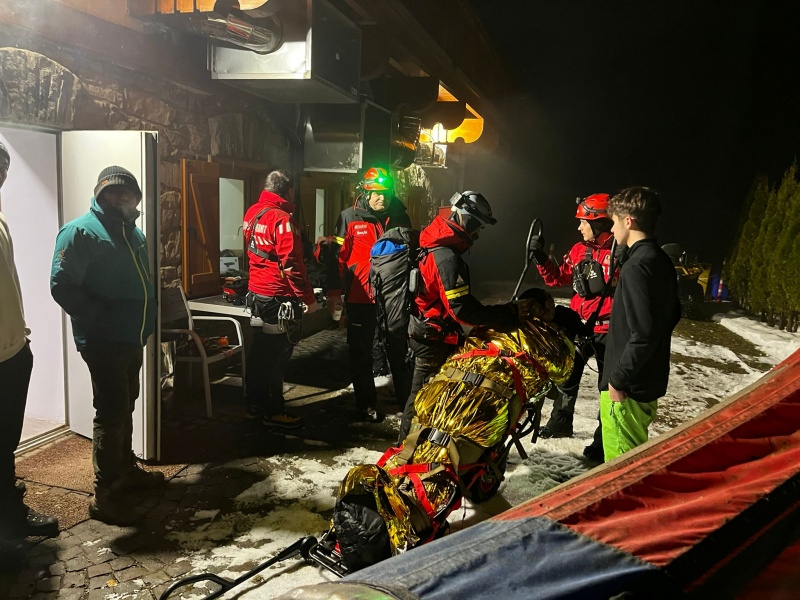 FOTO. Intervenție de 4 ore a Salvamont Neamț. Tânăr de 20 de ani, în stare de inconștiență coborât de pe Ceahlău