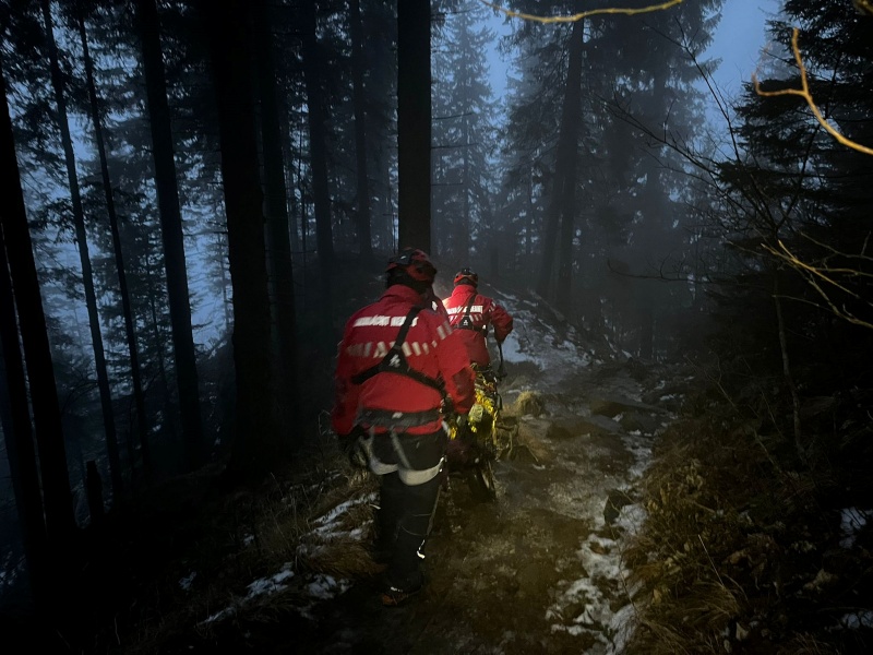 FOTO. Intervenție de 4 ore a Salvamont Neamț. Tânăr de 20 de ani, în stare de inconștiență coborât de pe Ceahlău