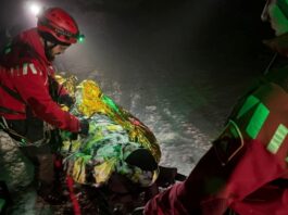 FOTO. Intervenție de 4 ore a Salvamont Neamț. Tânăr de 20 de ani, în stare de inconștiență coborât de pe Ceahlău