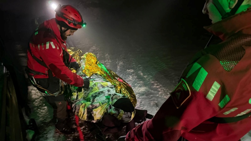 FOTO. Intervenție de 4 ore a Salvamont Neamț. Tânăr de 20 de ani, în stare de inconștiență coborât de pe Ceahlău