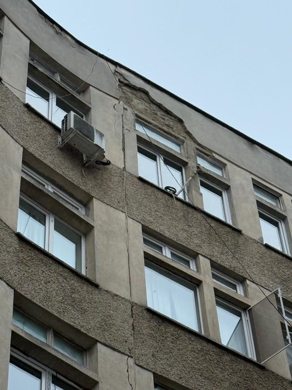 Neamț. Un aparat de aer condiționat, la un pas să cadă cu bucăți din fațada spitalului județean