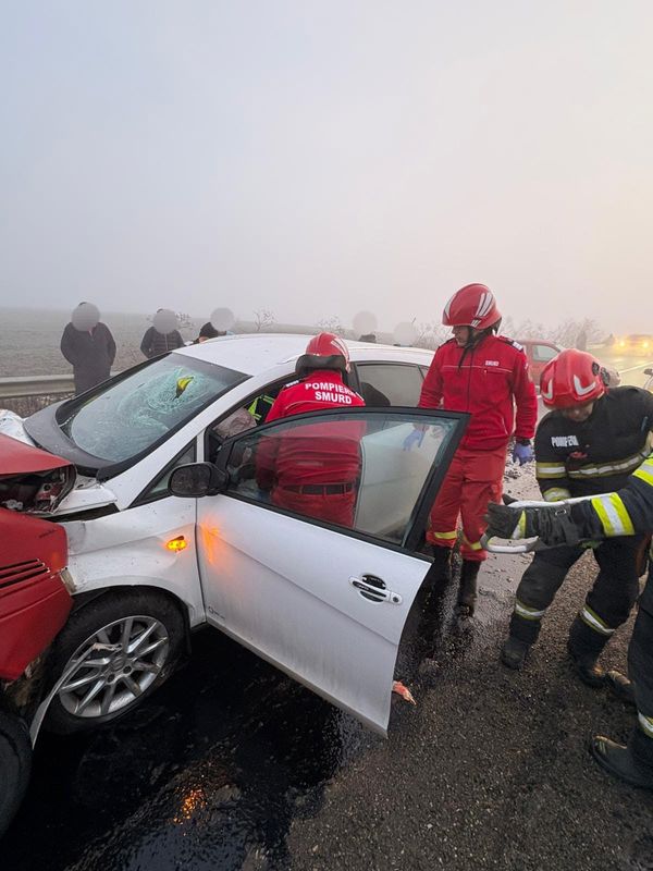 Accident cu patru vehicule implicate, între Dochia și Mărgineni