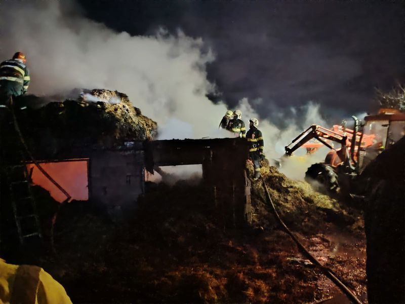 Suceava. Incendiu puternic în Lămășeni. Sute de metri pătrați distruși și mii de baloți de paie arși