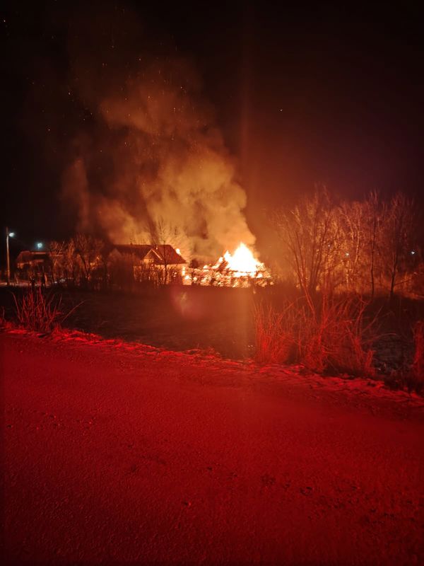 Suceava. Incendiu puternic în Lămășeni. Sute de metri pătrați distruși și mii de baloți de paie arși