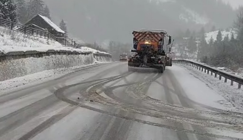 Cod galben de lapoviță și ninsoare prelungit pentru toată zona Moldovei. DRDP Iași intervine pe mai multe drumuri