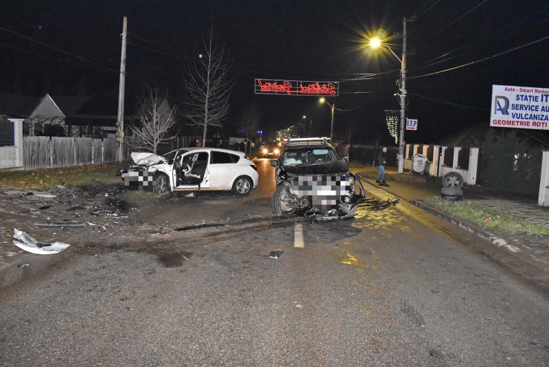 Știre actualizată. Accident la Roman. 3 persoane au fost încarcerate