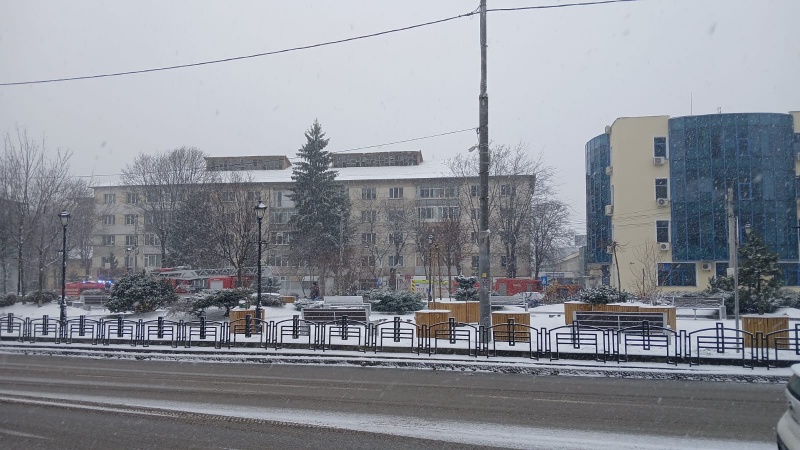 VIDEO. FOTO. Incendiu într-un apartament din Piatra‑Neamț. O persoană rănită, evacuată de pompieri