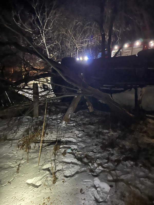 FOTO. Accident în Grințieș. Un autoturism s-a răsturnat în curtea unei gospodării șoferul a fost găsit la o pensiune