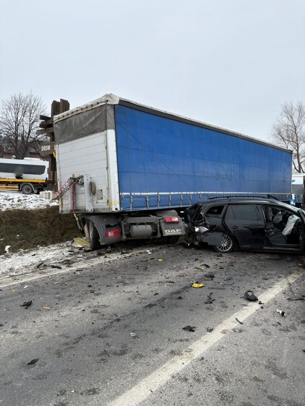 Suceava. Accident grav pe E85, cu patru vehicule implicate. O persoană a rămas încarcerată