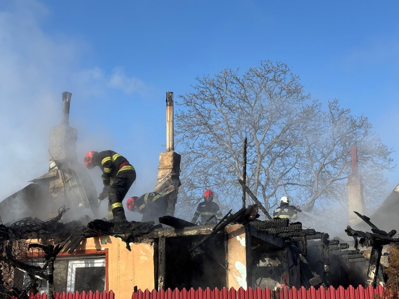 FOTO. Incendiu puternic în comuna Girov. O locuință a fost cuprinsă de flăcări