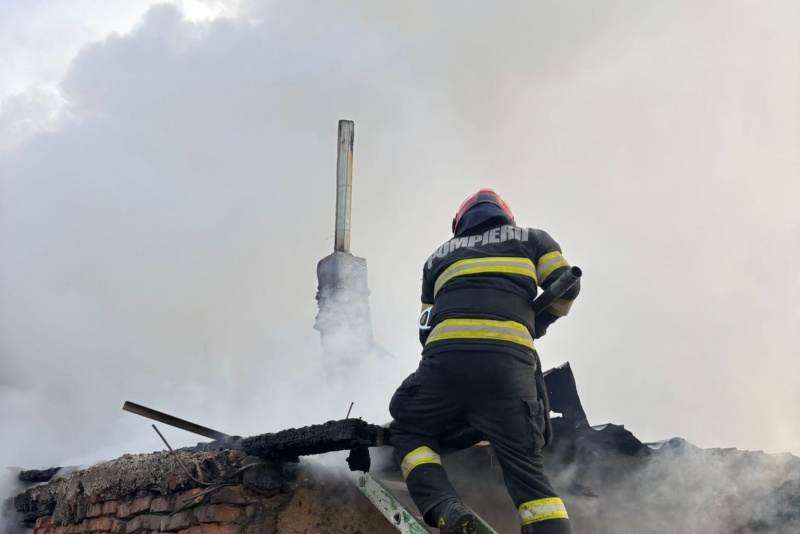 FOTO. Incendiu puternic în comuna Girov. O locuință a fost cuprinsă de flăcări