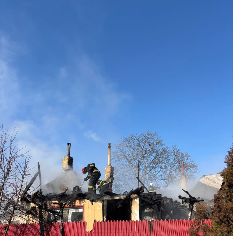 FOTO. Incendiu puternic în comuna Girov. O locuință a fost cuprinsă de flăcări