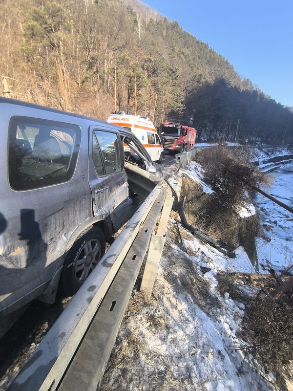 Foto. Accident la Slănic Moldova. Un bărbat a rămas prins între fiarele mașinii!
