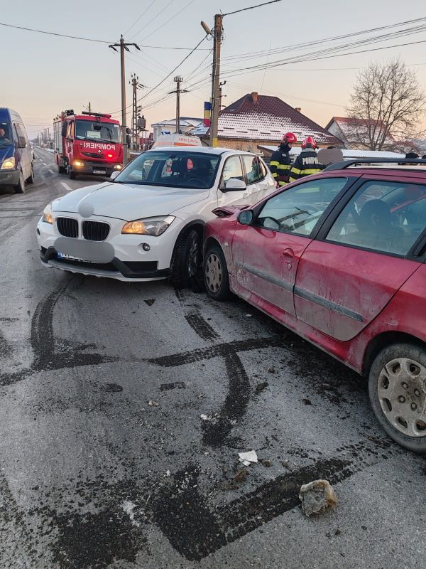 Accident în Vânători-Neamț. O persoană a ajuns la spital