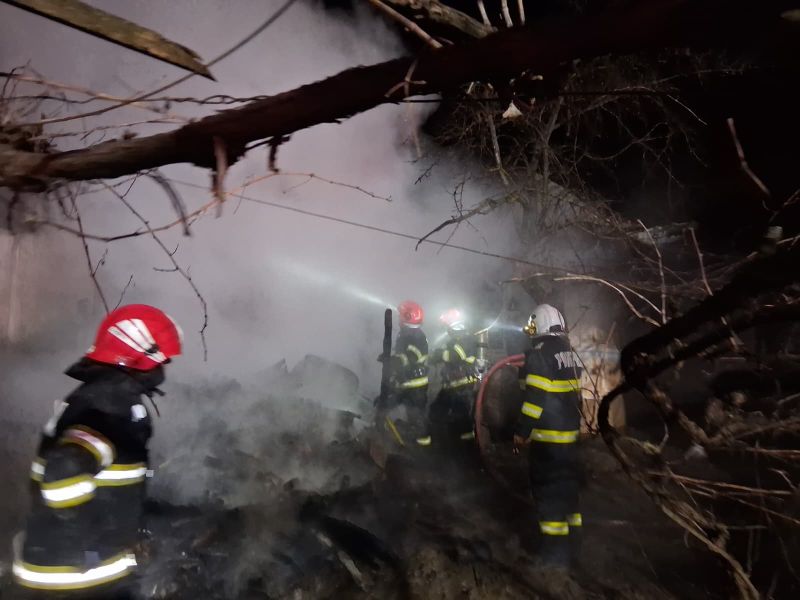 Vaslui. Bărbat transportat la spital după ce un incendiu i-a mistuit locuința