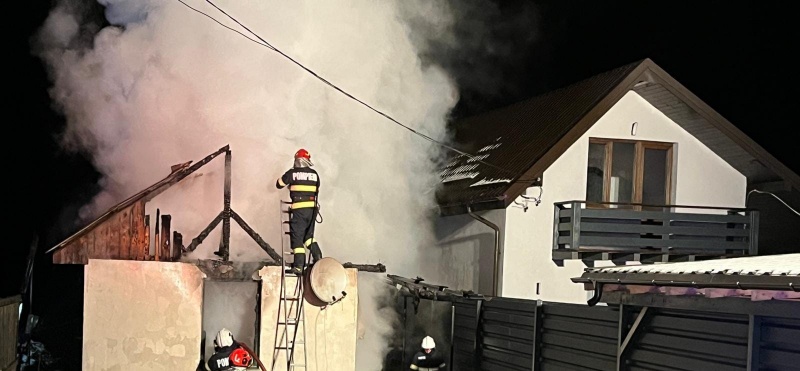 FOTO. Un bărbat din Tarcău a rămas fără locuință în urma unui incendiu provocat de jarul căzut din sobă