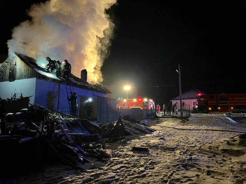 FOTO. Un bărbat din Tarcău a rămas fără locuință în urma unui incendiu provocat de jarul căzut din sobă