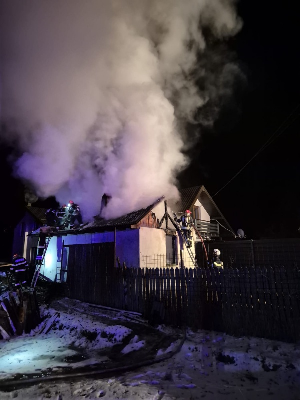 FOTO. Un bărbat din Tarcău a rămas fără locuință în urma unui incendiu provocat de jarul căzut din sobă