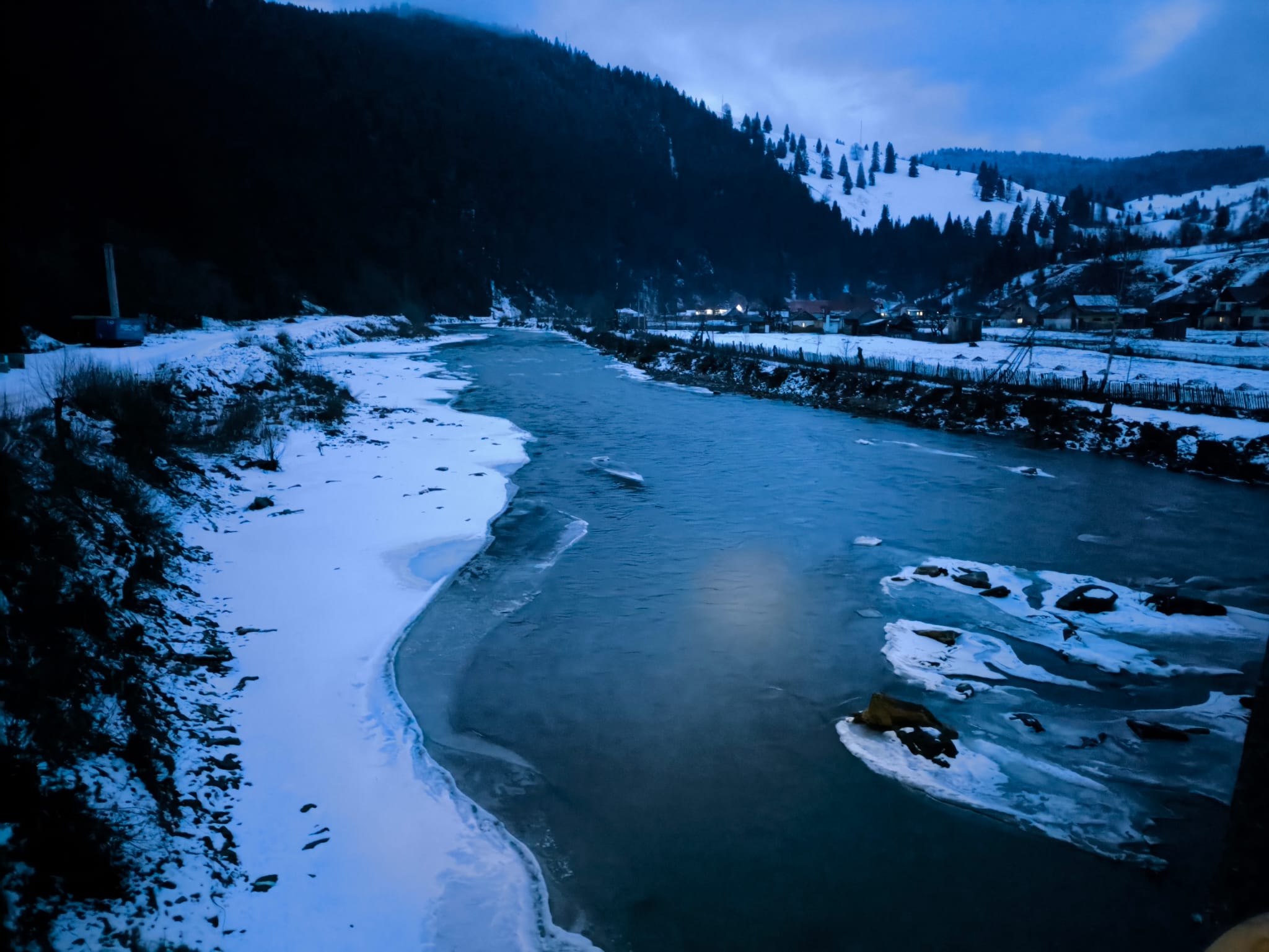 Risc de inundație pe Bistrița din cauza zăporului