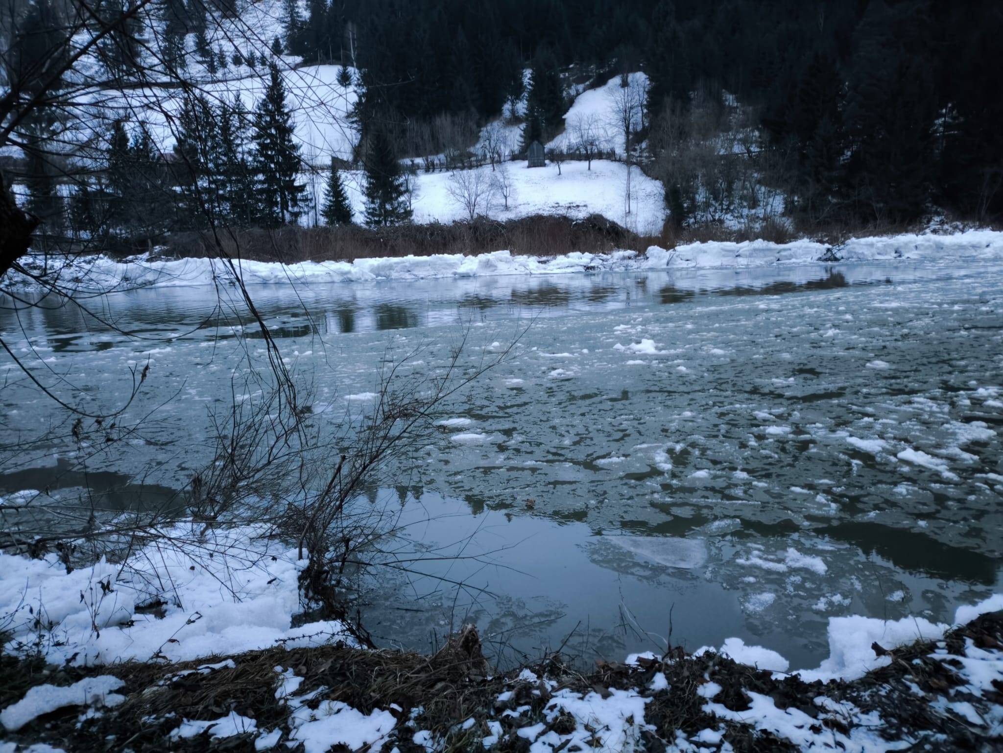 Risc de inundație pe Bistrița din cauza zăporului