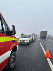 FOTO. Accident cu 3 autoturisme implicate la Dobreni