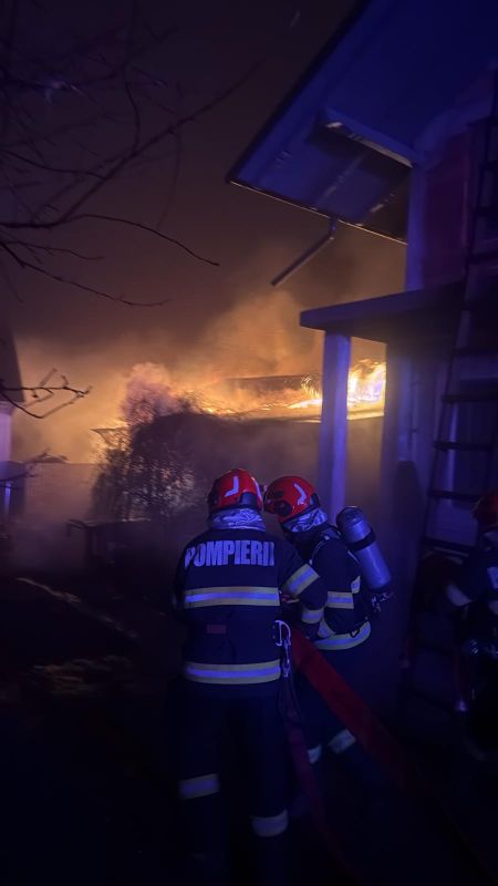 FOTO. Suceava. Incendiu devastator în localitatea Plopeni 1 FOTO. Suceava. Incendiu devastator în localitatea Plopeni
