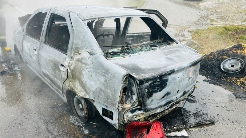FOTO. Neamț. Mașină distrusă de flăcări