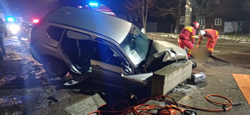 Suceava. Patru tineri răniți după ce un autoturism s-a izbit de un cap de pod