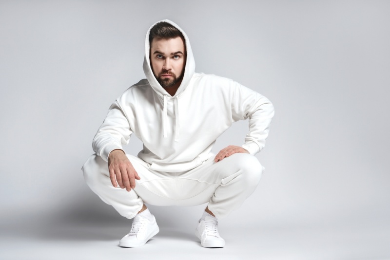 barbat cu pantaloni de trening si hanorac  
